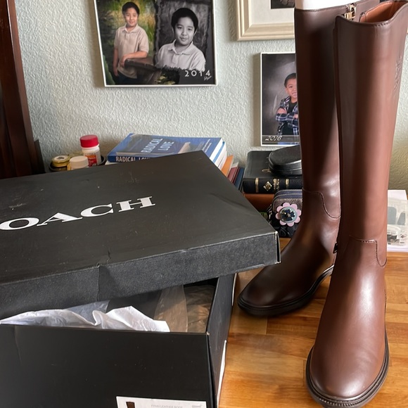 New Coach boots Fynn Boot
Embossed with our iconic - Picture 17 of 17